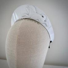 Load image into Gallery viewer, Phar Lap crown white