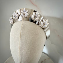 Load image into Gallery viewer, Audrey crown white