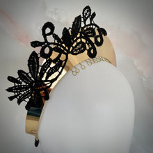 Load image into Gallery viewer, Lacie crown black