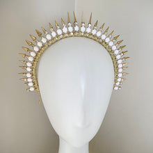 Load image into Gallery viewer, Vierra crown white