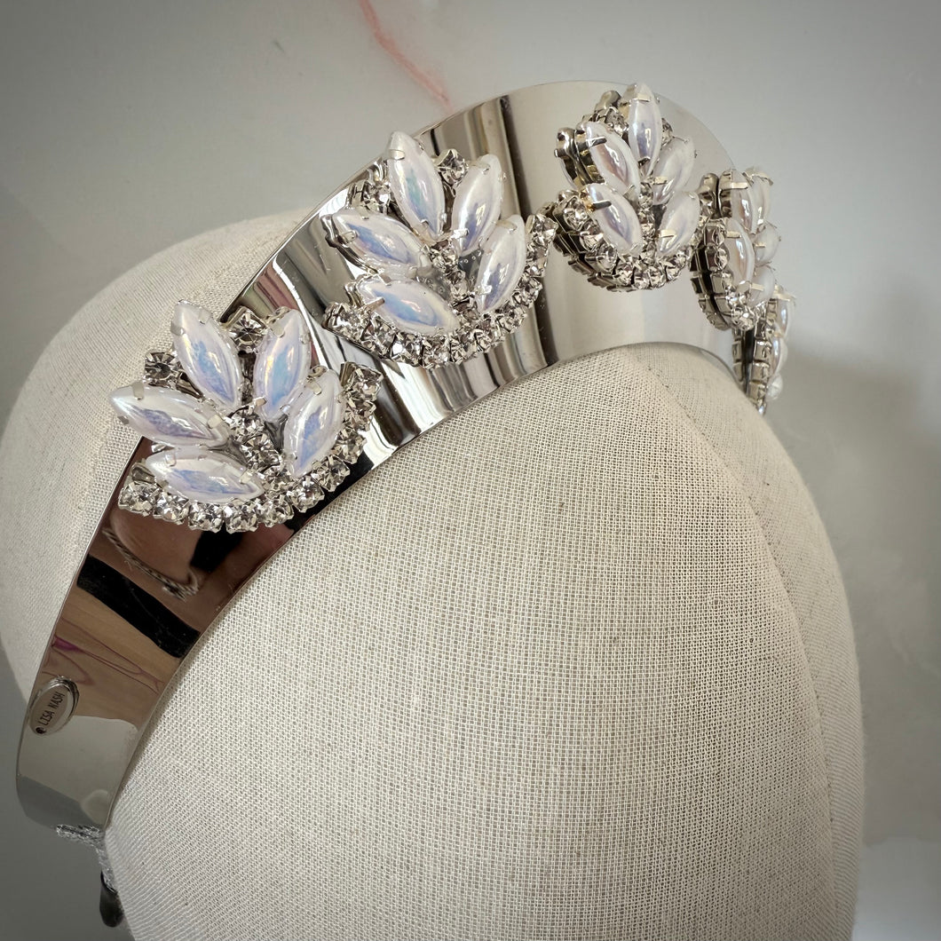 Audrey crown white