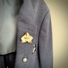 Load image into Gallery viewer, Orchid Lapel pin
